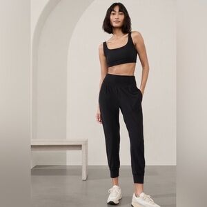 Athleta Black Cruise Jogger Pants with Tapered Fit and Cuffed Ankles Size XS EUC